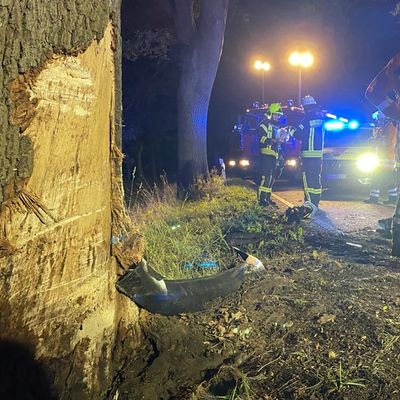 FW Lüchow-Dannenberg: +++ Erneut schwerer Verkehrsunfall in Lüchow-Dannenberg +++ PKW prallt gegen Baum, Fahrer wird schwerverletzt eingeklemmt +++