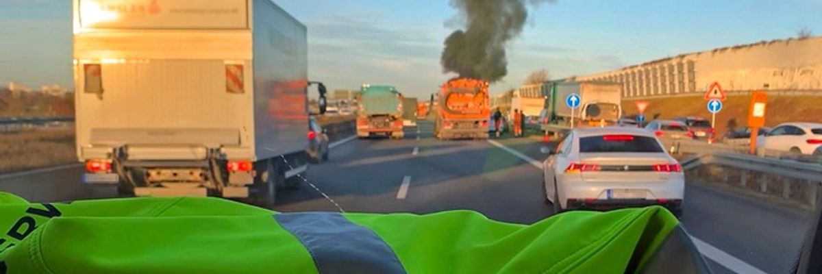 FW-M: Pkw-Brand auf Autobahnring (Obermenzing)