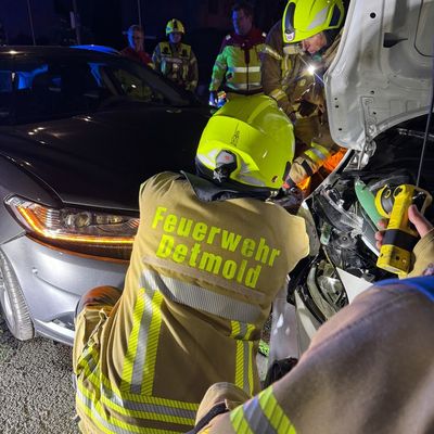 FW-DT: Zwei Einsätze kurz nacheinander - Verkehrsunfall und brennender Mülleimer