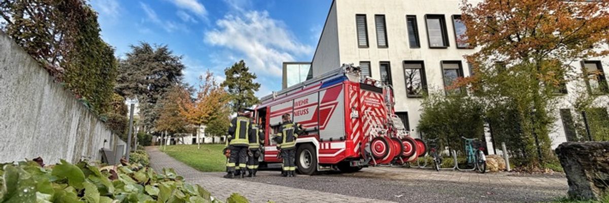 FW-NE: Feuer im Alexius-Krankenhaus an der Augustinusstraße | Acht Personen verletzt