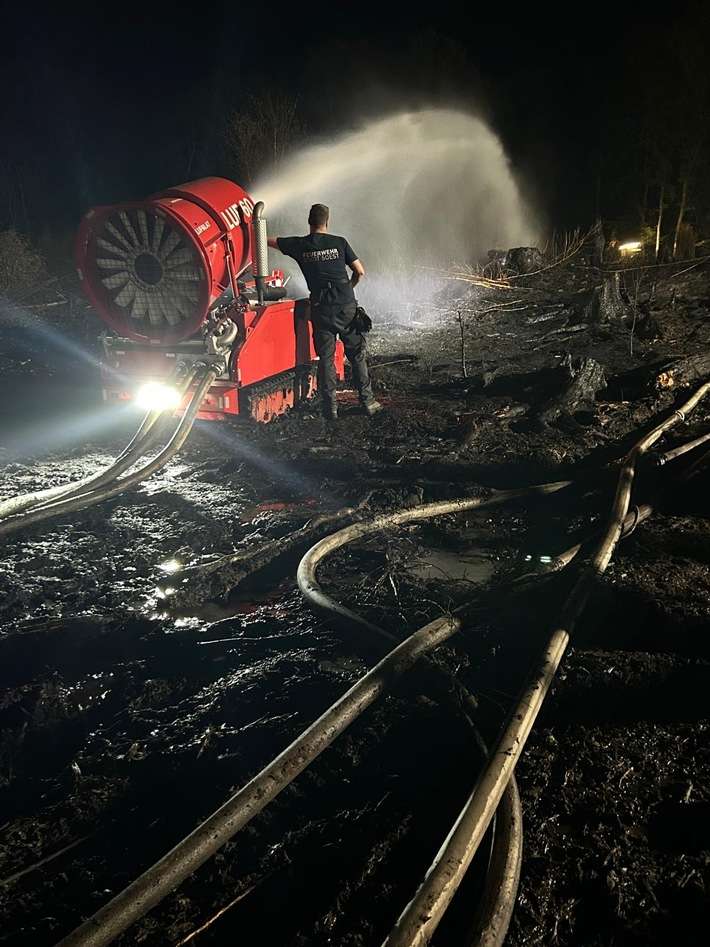 FW Kreis Soest: Waldbrand am Möhnesee / Einsatzkräfte auch an Tag drei im Einsatz