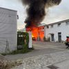 FW-Kiel: Wohnwagen in Vollbrand - Feuer greift auf Gebäude über