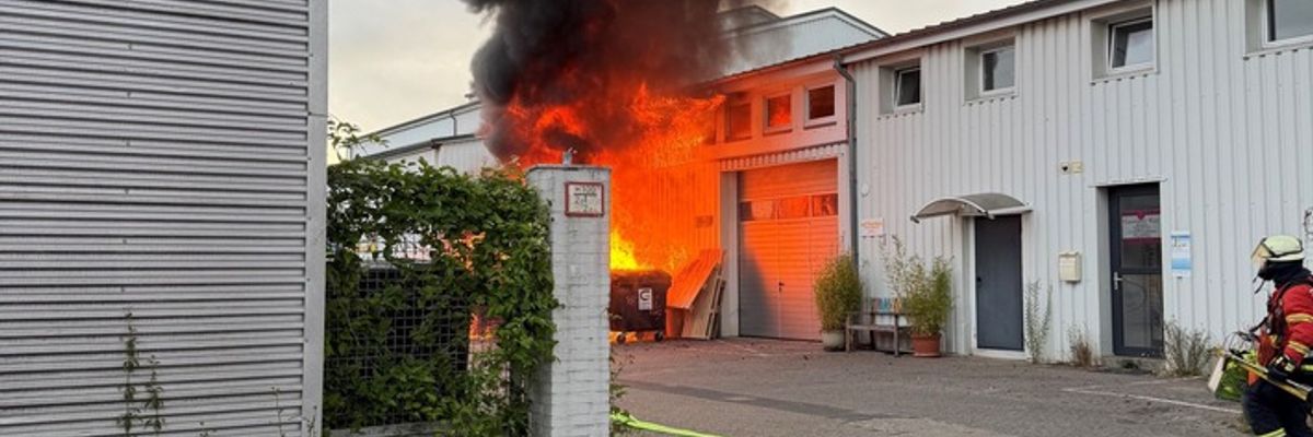 FW-Kiel: Wohnwagen in Vollbrand - Feuer greift auf Gebäude über