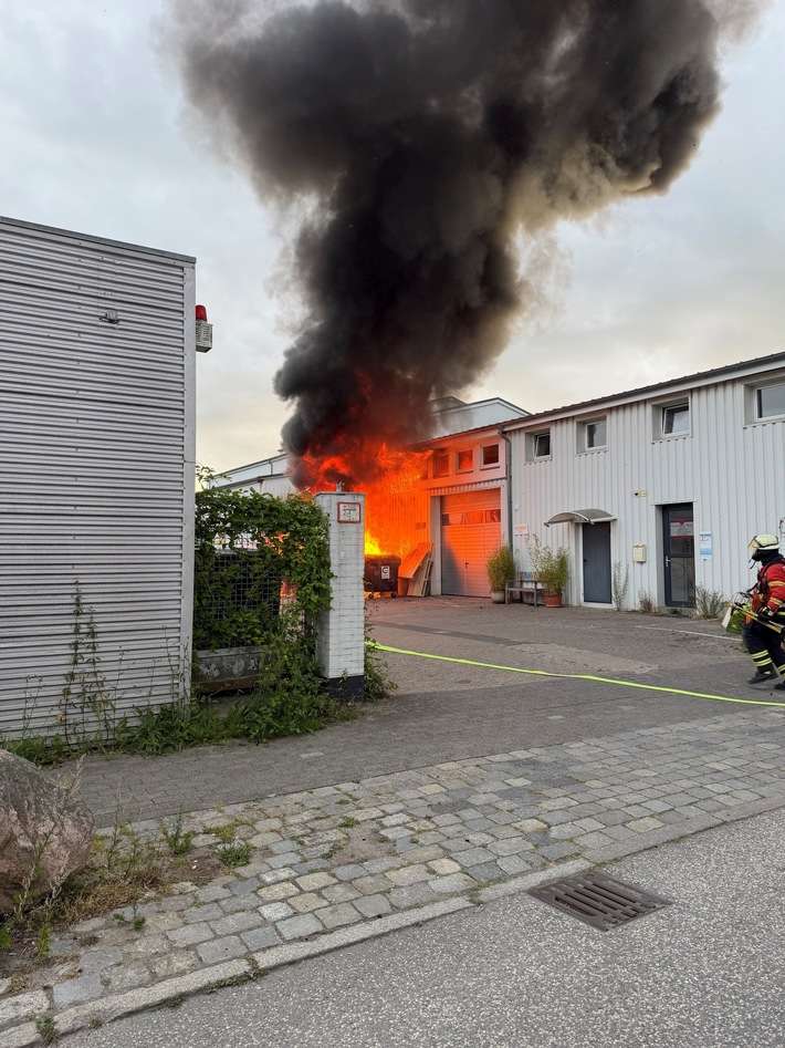 FW-Kiel: Wohnwagen in Vollbrand - Feuer greift auf Gebäude über