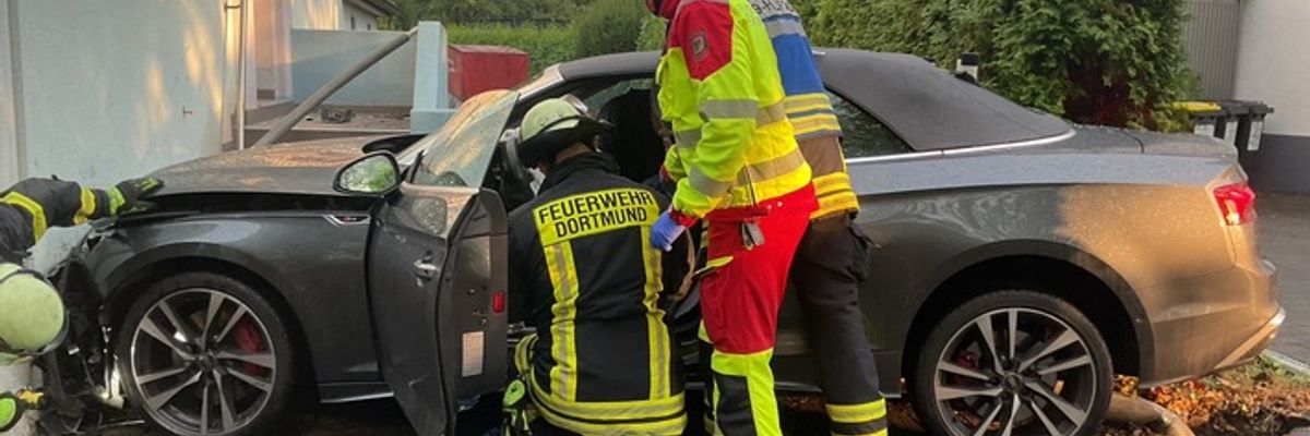 FW-DO: PKW überfährt Straßenlaterne und kommt an Hauswand zu stehen