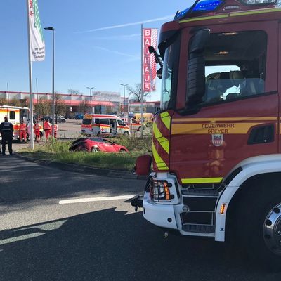 FW Speyer: Verkehrsunfall / Eine Person verletzt