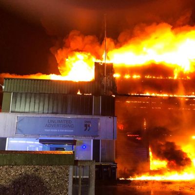 FW Minden: Großbrand einer Lagerhalle beschäftigt die Feuerwehr zwei Tage