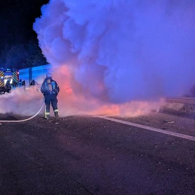 FW-ROW: Schwerer Verkehrsunfall mit brennendem Pkw