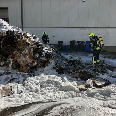 FW-WAF: Müllpresse in Brand