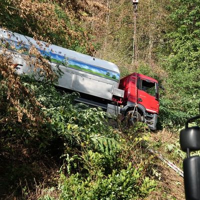 FW-E: Mit 18.000 Litern Propangas beladener Tanklastwagen drohte abzustürzen - aufwendige Bergungsmaßnahmen