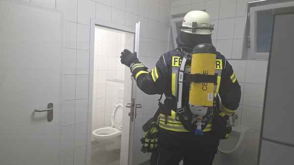 FW Celle: Feuer auf öffentlicher Toilette