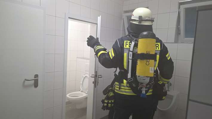 FW Celle: Feuer auf öffentlicher Toilette