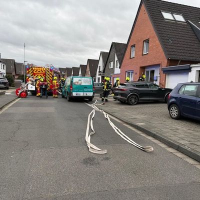 FW Bergheim: Feuerwehr rettet Mann bei Küchenbrand Über Leiter aus erstem Obergeschoss gerettet - Brand schnell gelöscht.
