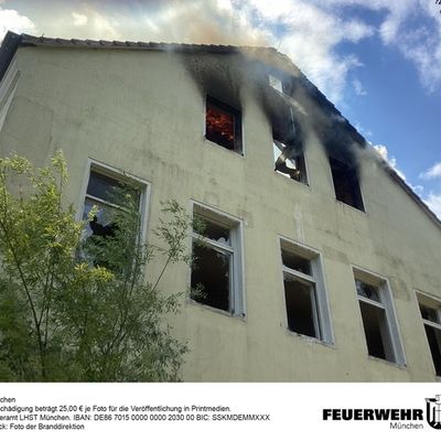 FW-M: Zwei Dachstuhlbrände fordern zahlreiche Einsatzkräfte der Branddirektion (München)