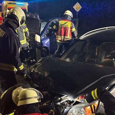 FW-AUR: Zusammenprall zweier PKW / Feuerwehr transportiert Schulkinder