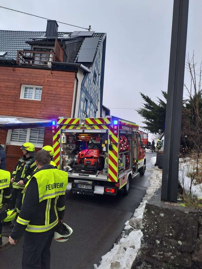 FW VG Westerburg: Wohnhaus nach Zimmerbrand unbewohnbar - Haustiere konnten nicht gerettet werden