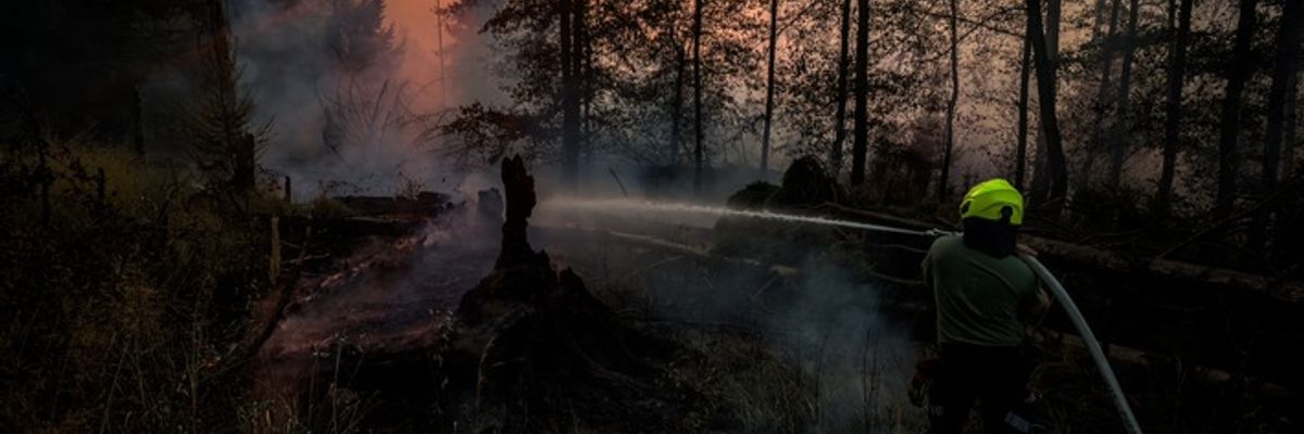 FW Kreis Soest: Waldbrand bei Möhnesee: 130 Einsatzkräfte kämpfen weiter gegen die Flammen