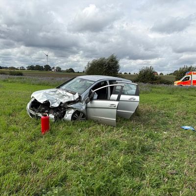 FW-WRN: E-Call alarmiert Feuerwehr zu einem schweren Verkehrsunfall
