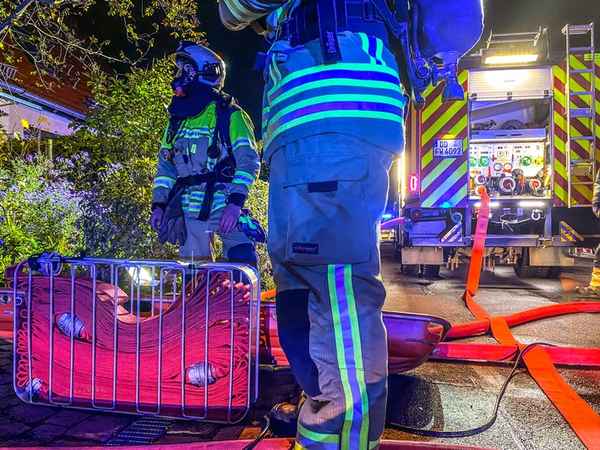 FW Dresden: Kellerbrand in einem Wohnhochhaus - Rauch breitet sich bis ins Nachbargebäude aus