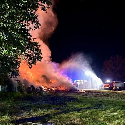 FW Osterholz-Scharm.: 10 Ortsfeuerwehren bekämpfen Brand von 500 Heuballen