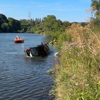 FW-EN: Geländewagen rollt in die Ruhr - Aufwändiger Einsatz von Feuerwehr und DLRG