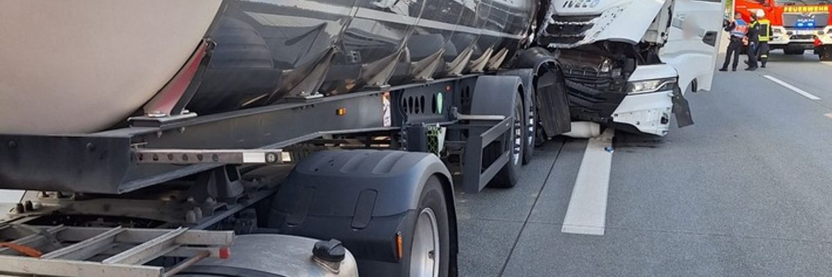FW-ROW: Verkehrsunfall zwischen zwei LKW auf der A1 - Fahrer schwer verletzt