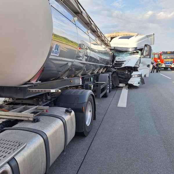 FW-ROW: Verkehrsunfall zwischen zwei LKW auf der A1 - Fahrer schwer verletzt