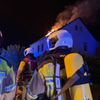FW Dresden: Dachstuhlbrand in Dresden-Söbrigen - Fünf leicht verletzte Personen versorgt
