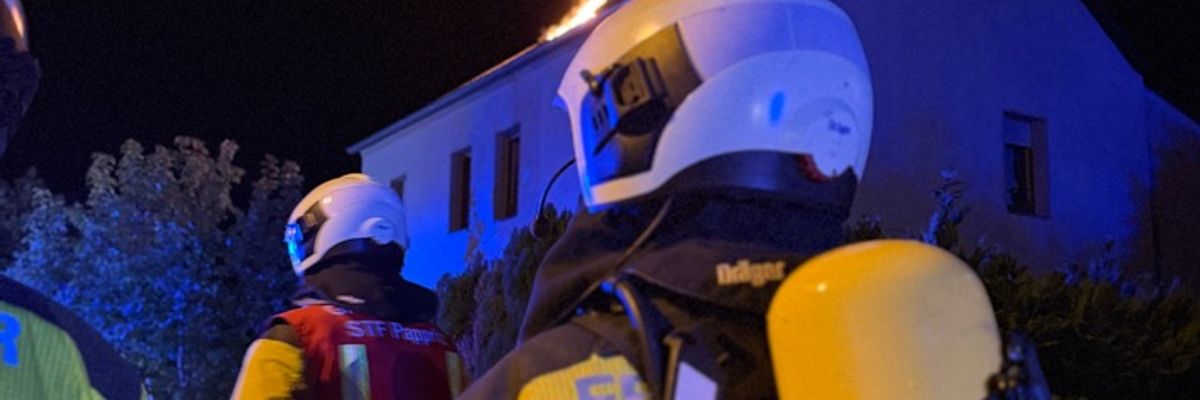 FW Dresden: Dachstuhlbrand in Dresden-Söbrigen - Fünf leicht verletzte Personen versorgt