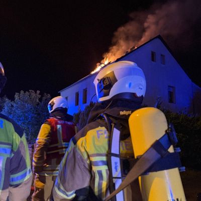 FW Dresden: Dachstuhlbrand in Dresden-Söbrigen - Fünf leicht verletzte Personen versorgt