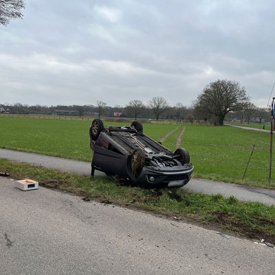 FW Rheurdt: Unfall mit zwei Autos: PKW landet auf Dach
