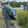 FW-ROW: PKW durchbricht Brückengeländer und landet im Kanal