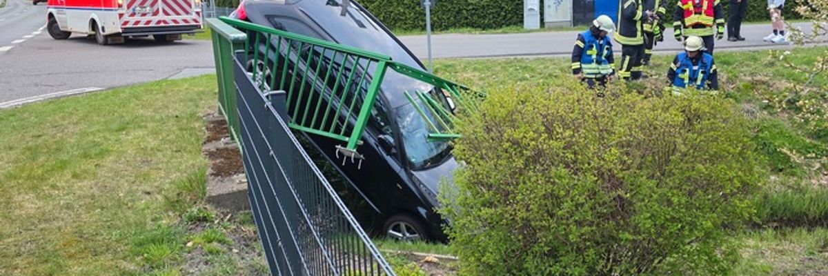 FW-ROW: PKW durchbricht Brückengeländer und landet im Kanal