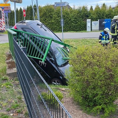 FW-ROW: PKW durchbricht Brückengeländer und landet im Kanal