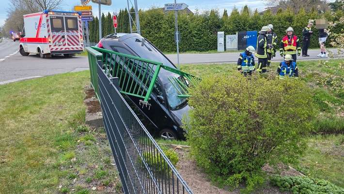 FW-ROW: PKW durchbricht Brückengeländer und landet im Kanal