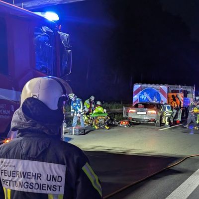 FW-BO: Zwei sehr schwere Verkehrsunfälle in der Nacht zum Samstag in Bochum