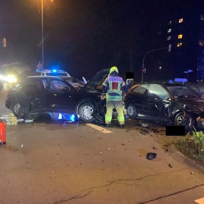 FW Paderborn: Verkehrsunfall in Paderborn, Heinz-Nixdorf-Ring Zwei verletzte Personen nach Kollision von zwei PKW