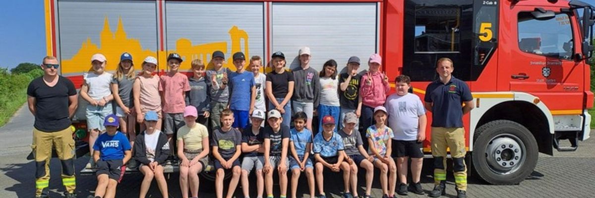 FW Xanten: Brandschutzaufklärung für Kinder der Grundschule in Marienbaum
