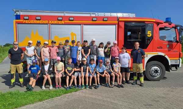 FW Xanten: Brandschutzaufklärung für Kinder der Grundschule in Marienbaum