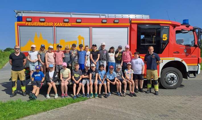 FW Xanten: Brandschutzaufklärung für Kinder der Grundschule in Marienbaum