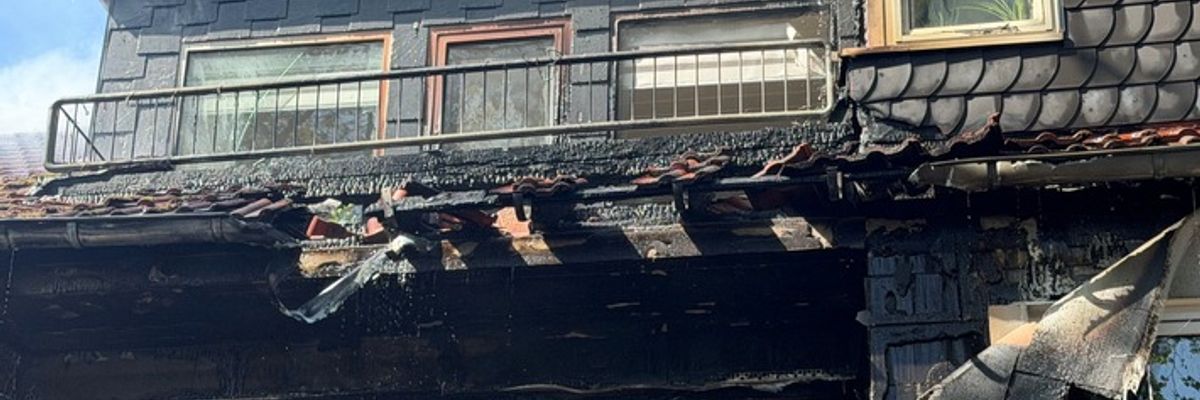 FW-OB: Balkonbrand greift auf Wohnung und Teile des Daches über