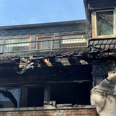 FW-OB: Balkonbrand greift auf Wohnung und Teile des Daches über