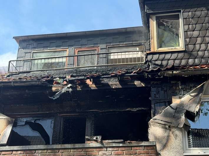 FW-OB: Balkonbrand greift auf Wohnung und Teile des Daches über