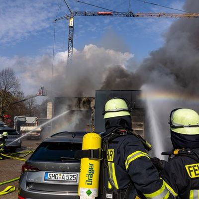 FW Porta Westfalica: 10.03.2026 - Großbrand einer KFZ-Werkstatt in Porta Westfalica Barkhausen