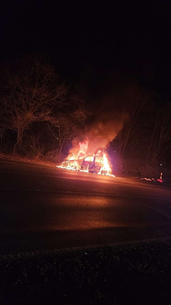 FW-Schermbeck: Nächtlicher PKW-Brand
