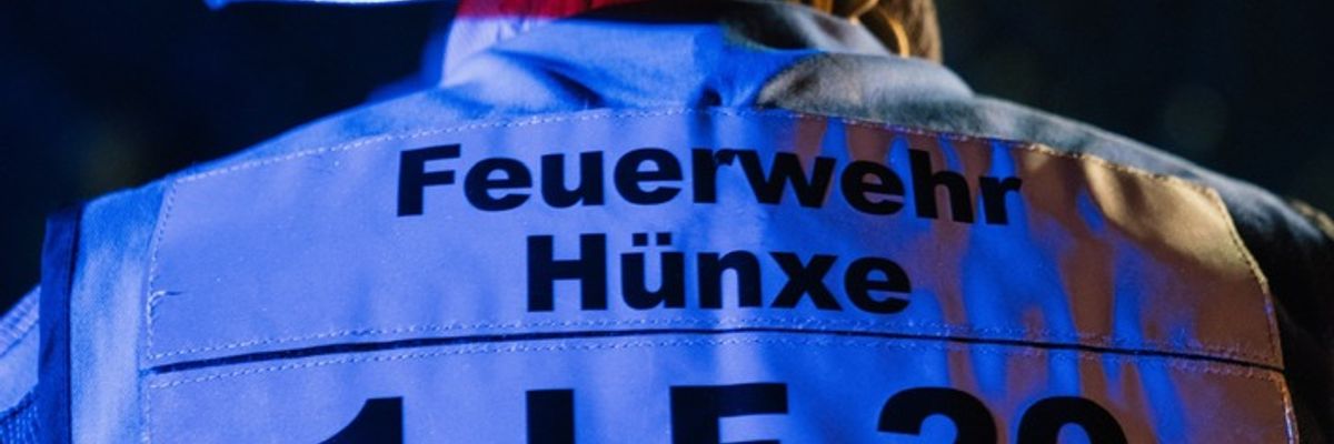 FW Hünxe: Rauchentwicklung an einem Pkw
