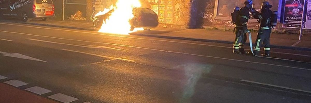FW-DO: Fahrzeugbrand unter Brücke - Feuerwehr kann Ausbreitung verhindern