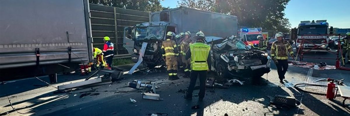 FW-NE: Schwerer Verkehrsunfall auf der A57 | LKW-Fahrer aus Fahrerhaus befreit | Ersthelfer verhalten sich vorbildlich