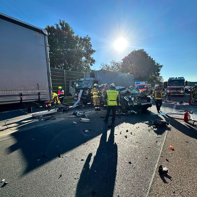 FW-NE: Schwerer Verkehrsunfall auf der A57 | LKW-Fahrer aus Fahrerhaus befreit | Ersthelfer verhalten sich vorbildlich