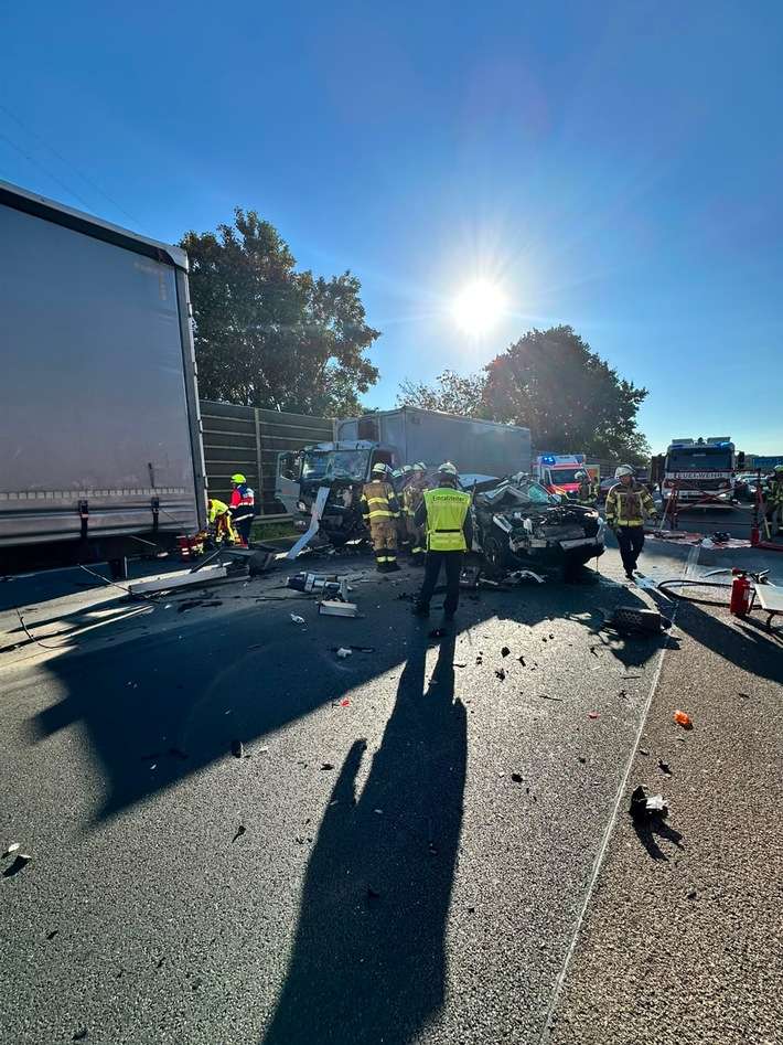 FW-NE: Schwerer Verkehrsunfall auf der A57 | LKW-Fahrer aus Fahrerhaus befreit | Ersthelfer verhalten sich vorbildlich